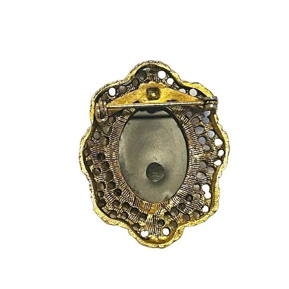 Cameo lady pin in brass colored filigree setting - Picture 4 of 4